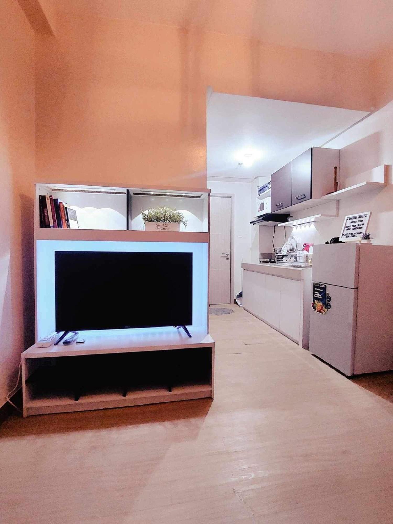 Tal Staycation 1 Bedroom 1 Bathroom & Kitchen ,neflix,up To 300 To 400 Mbps High Speed Internet Cozy,spacious,accessible New Unit At Smdc Trees Quezon Apartment Manila
