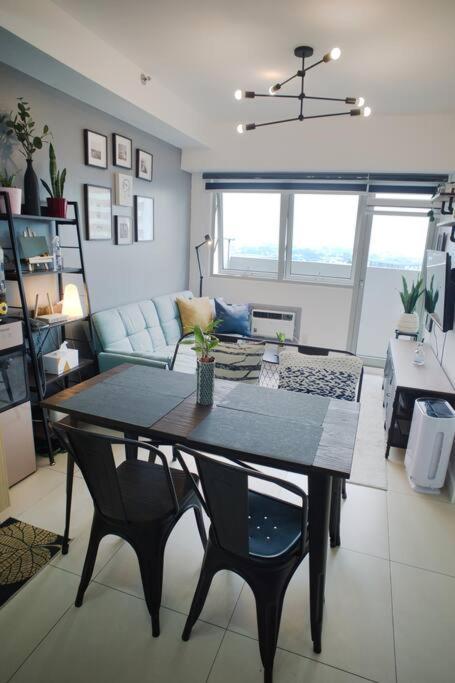 Free Parking, Pool, Gym, Netflix, Wi-fi, Ps4! Apartment Manila