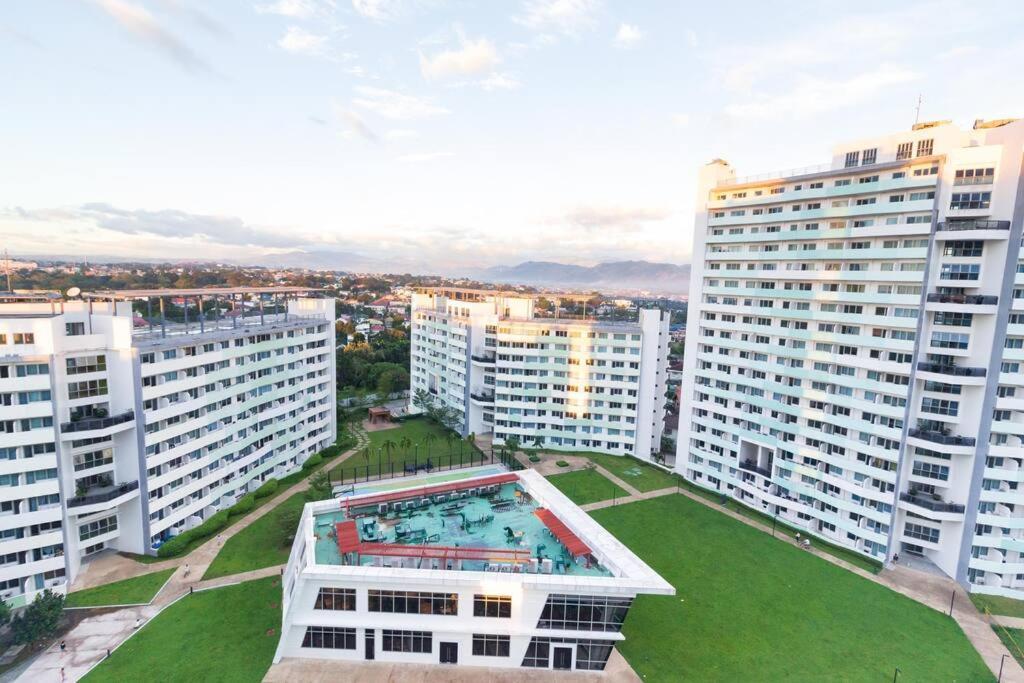 Apartment Free Parking, Pool, Gym, Netflix, Wi-fi, Ps4!