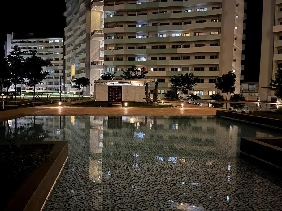 Free Parking, Pool, Gym, Netflix, Wi-fi, Ps4! Apartment