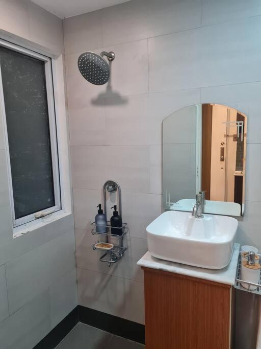 Cozy 2br In Bgc Near Golf Course - B Tb *