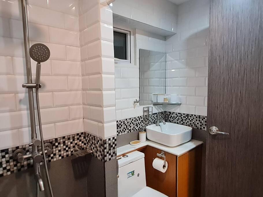 Cozy 2br In Bgc Near Golf Course - B Tb *
