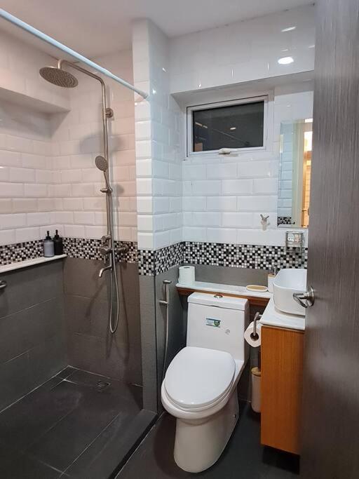 Apartment Cozy 2br In Bgc Near Golf Course - B Tb *