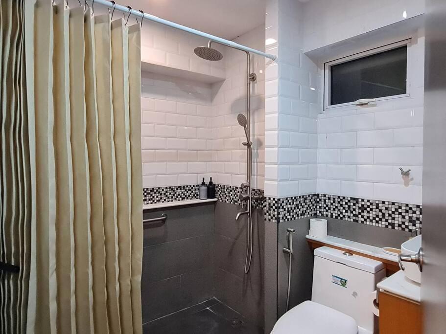 Cozy 2br In Bgc Near Golf Course - B Tb