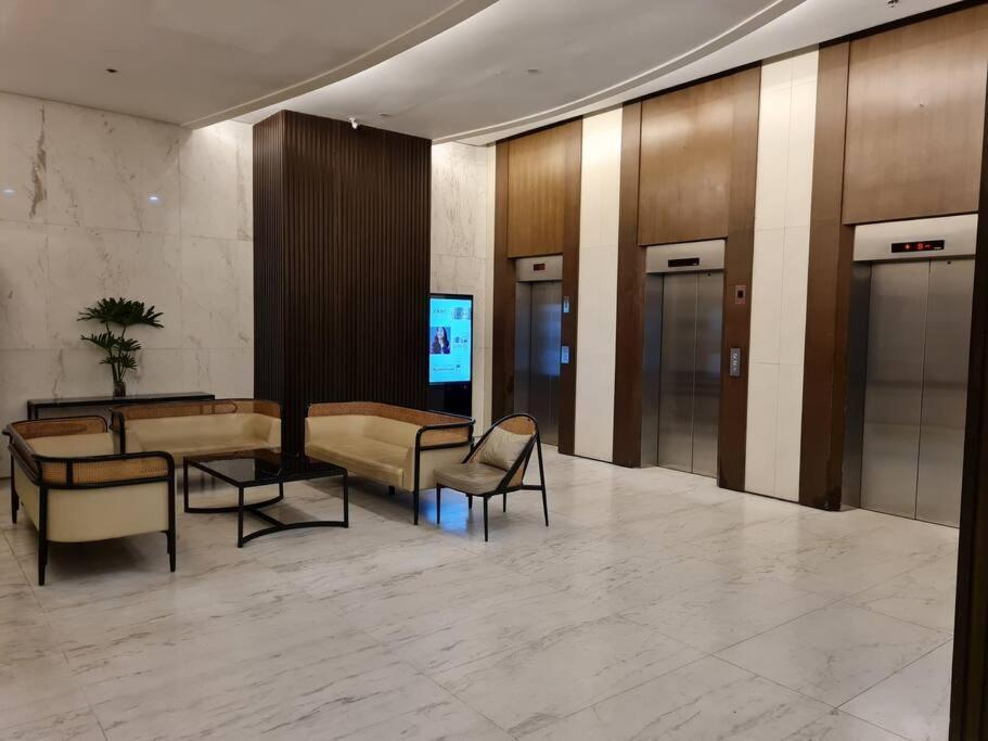 Cozy 2br In Bgc Near Golf Course - B Tb