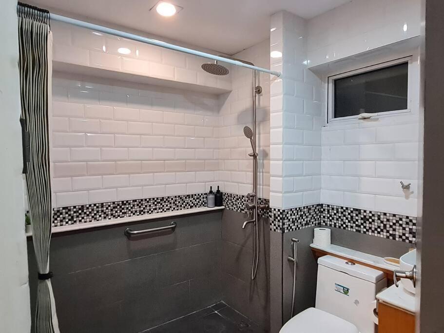 Cozy 2br In Bgc Near Golf Course - B Tb