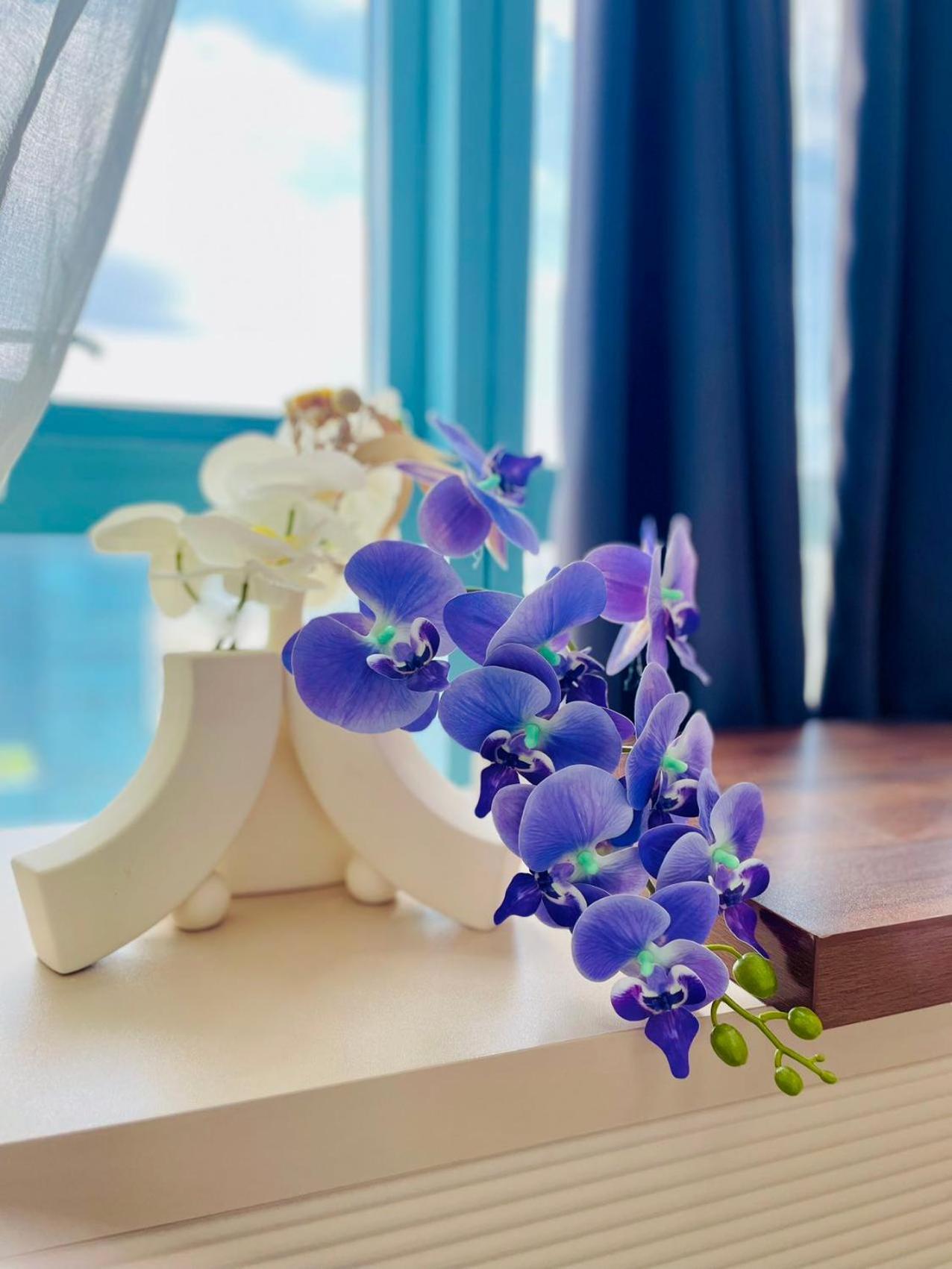 Apartment 1 Queen Bed & 2 Double Beds At One Uptown Residences With Xbox And Netflix Manila
