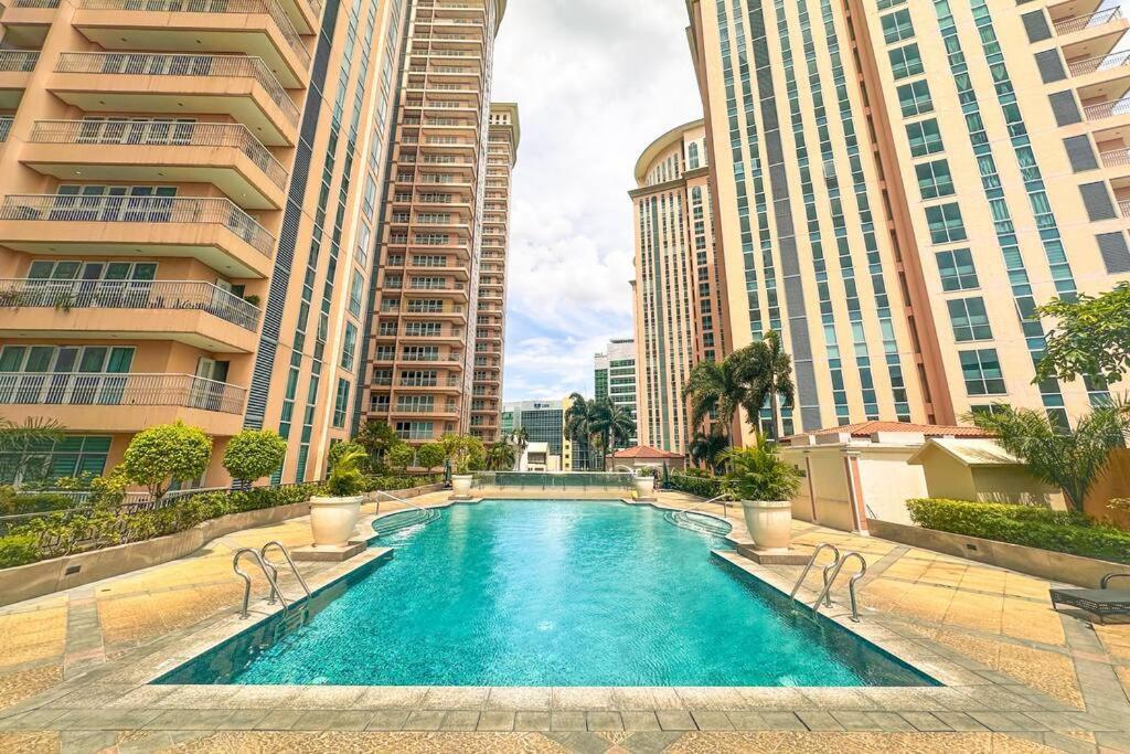 Venice Spacious With Panoramic Mountain Views Manila