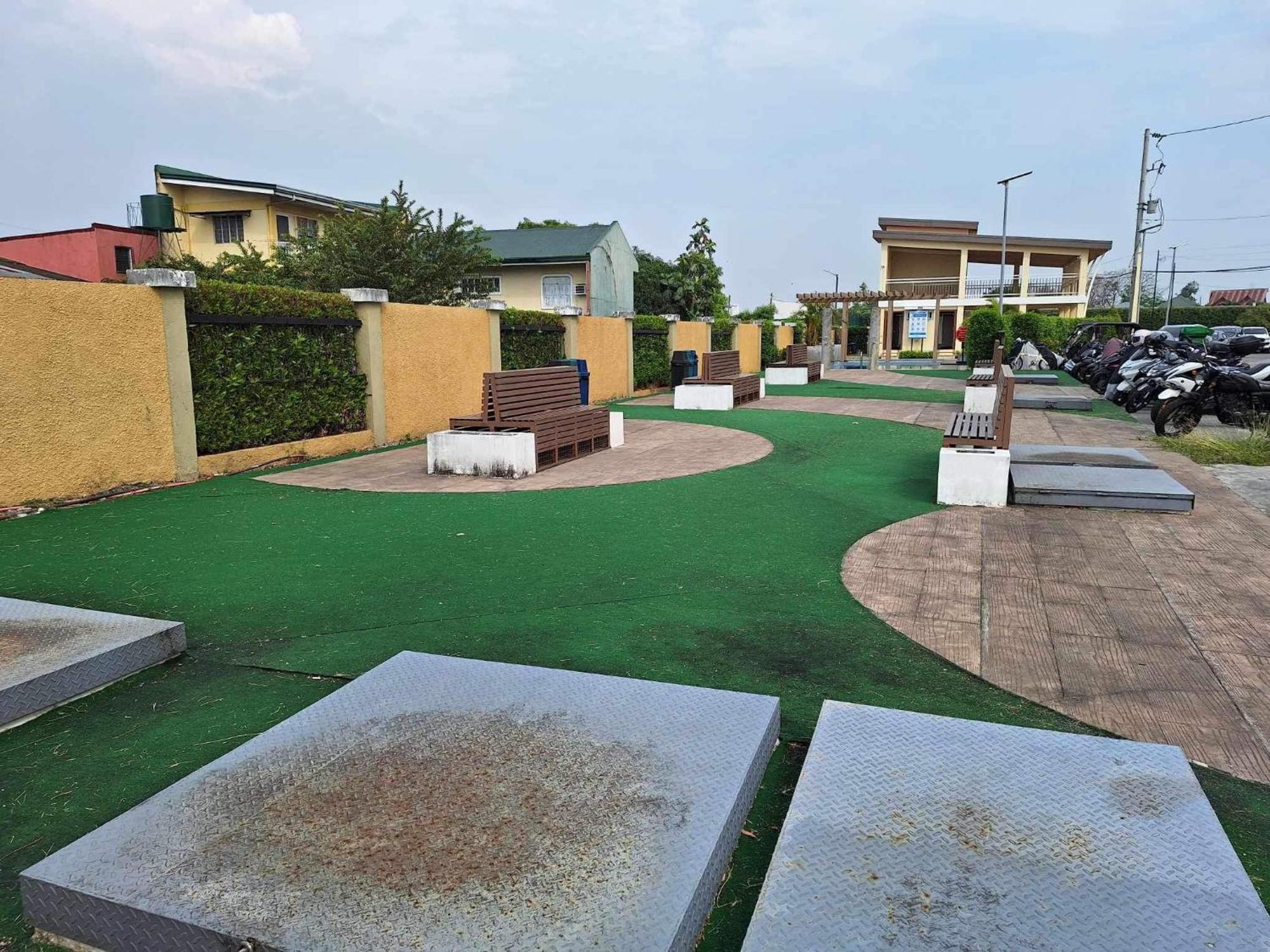 Coho The Hermosa - Staycation Unit And Balcony View With Swimming Pool And Open Court Access Manila
