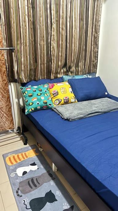 Meowcation In Makati Apartment