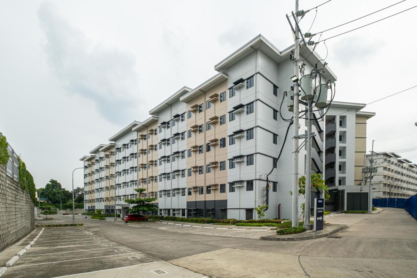 Resort-style In Quezon With Free Parking, Netflix And Smartlock Apartment Manila