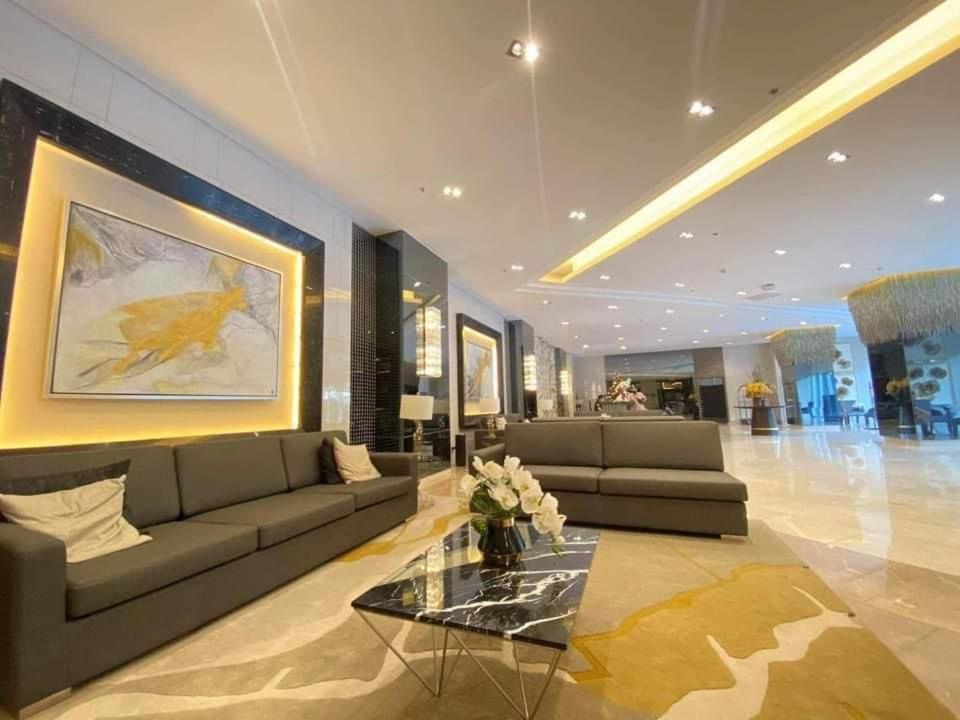 1br W/ Balcony Near Megamall: The Admiral's Lounge