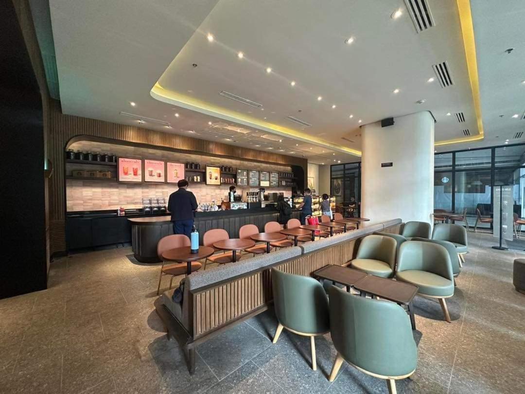 1br W/ Balcony Near Megamall: The Admiral's Lounge Apartment *
