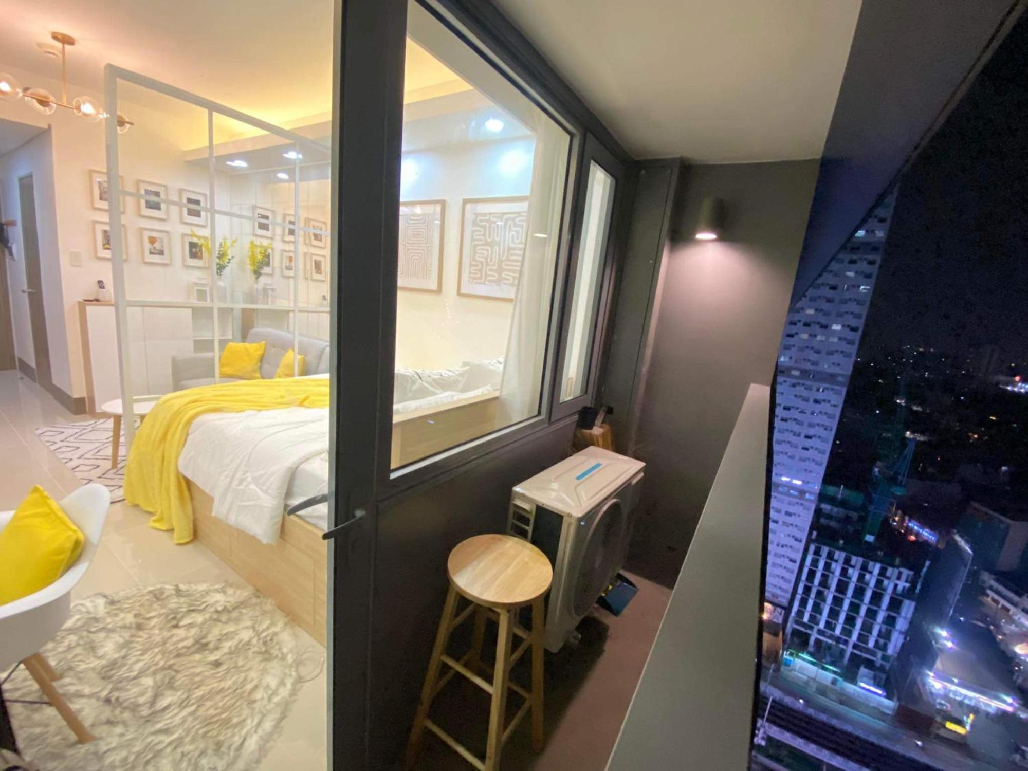 1br W/ Balcony Near Megamall: The Admiral's Lounge Apartment *