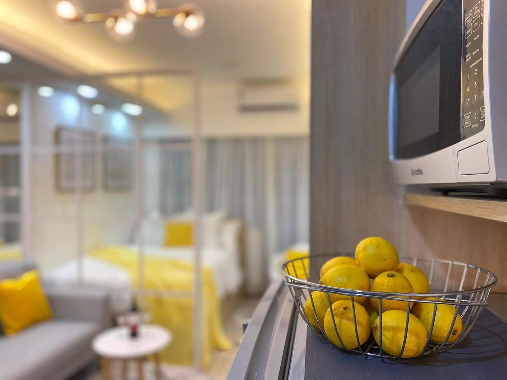 1br W/ Balcony Near Megamall: The Admiral's Lounge Apartment *