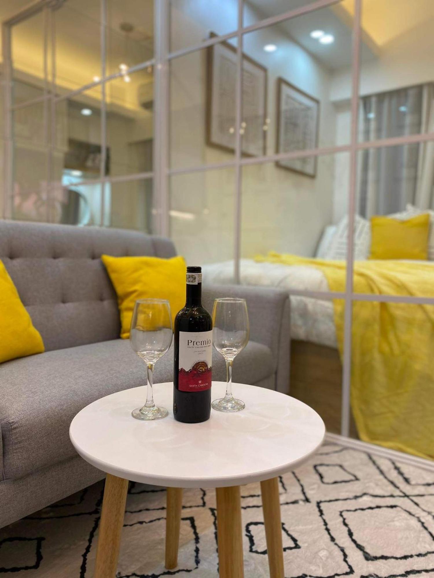 Apartment 1br W/ Balcony Near Megamall: The Admiral's Lounge Manila