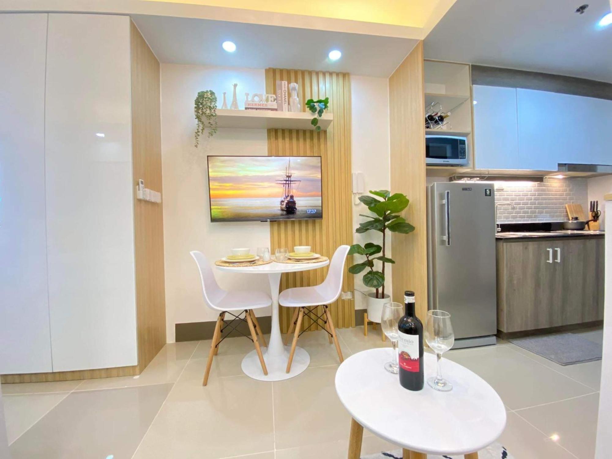 1br W/ Balcony Near Megamall: The Admiral's Lounge Manila