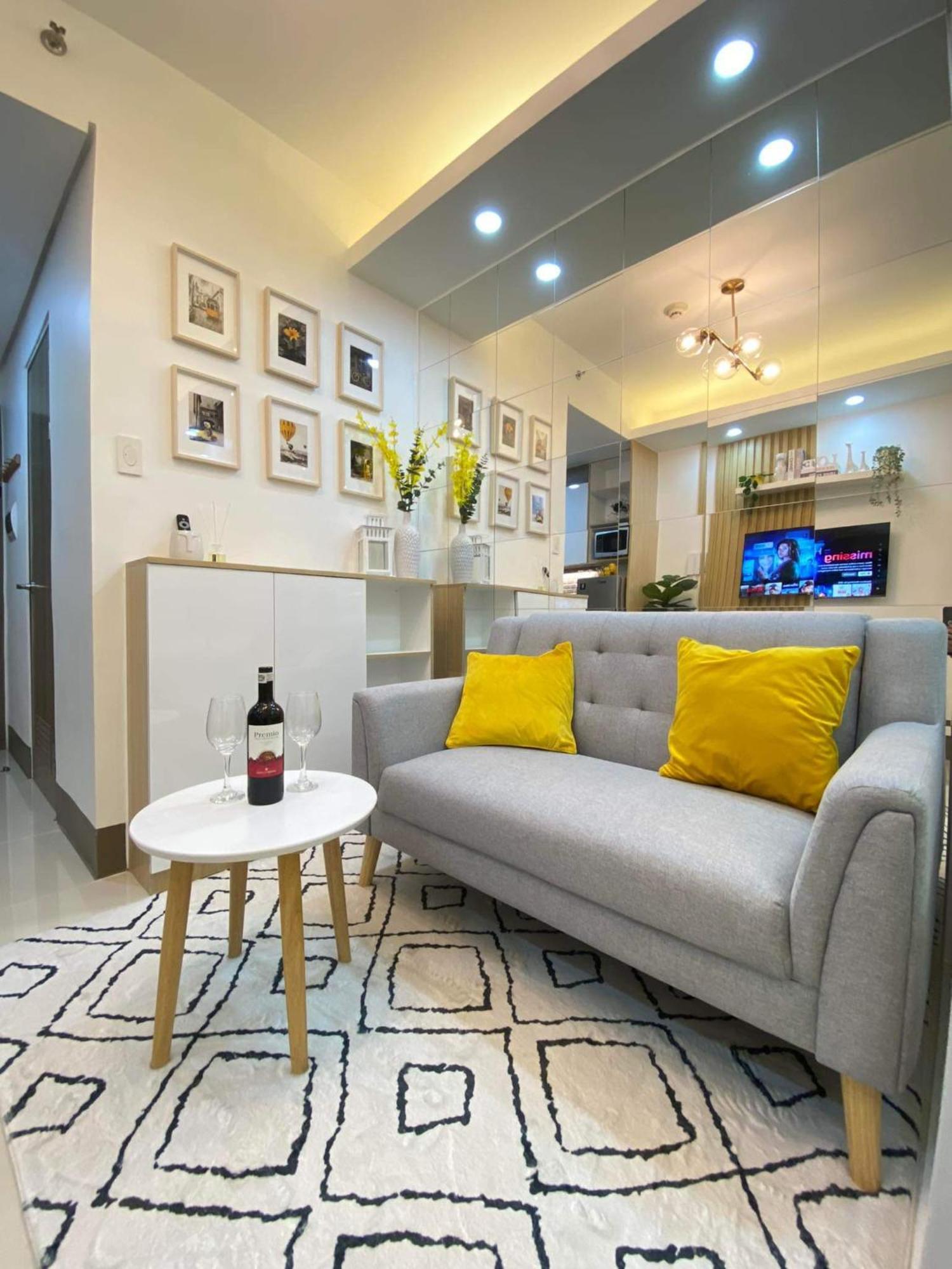 1br W/ Balcony Near Megamall: The Admiral's Lounge Apartment *