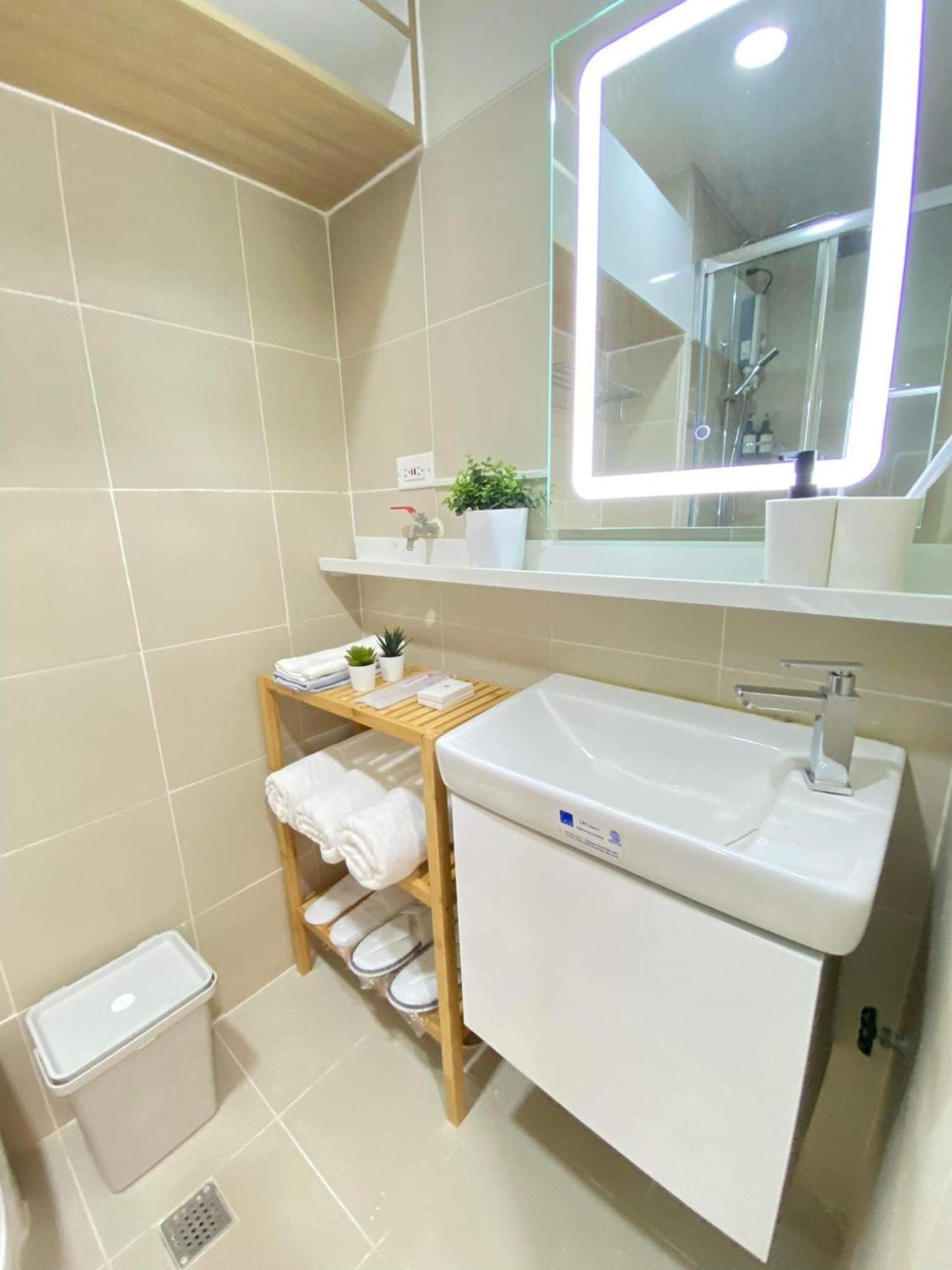 1br W/ Balcony Near Megamall: The Admiral's Lounge Manila