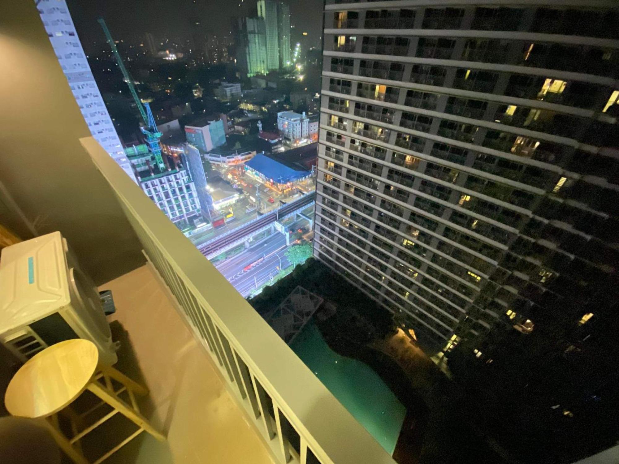 1br W/ Balcony Near Megamall: The Admiral's Lounge Apartment