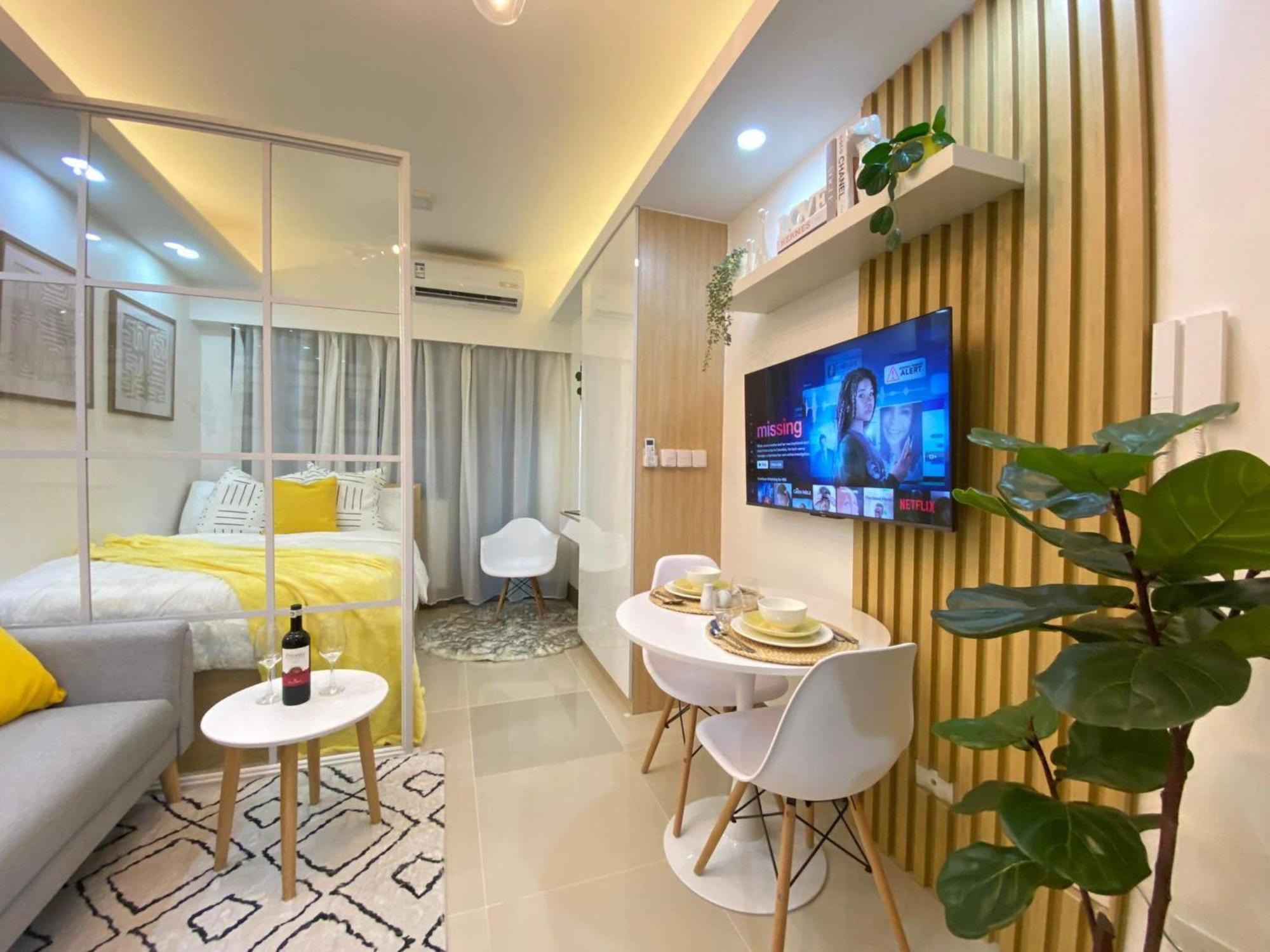 1br W/ Balcony Near Megamall: The Admiral's Lounge Apartment *