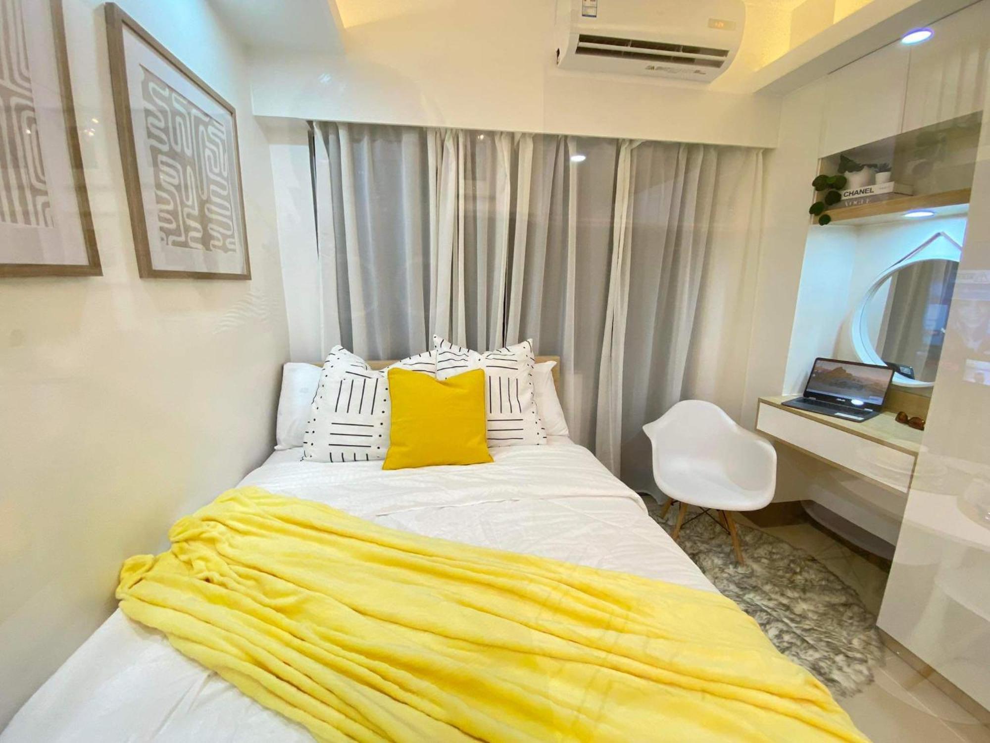 1br W/ Balcony Near Megamall: The Admiral's Lounge Manila