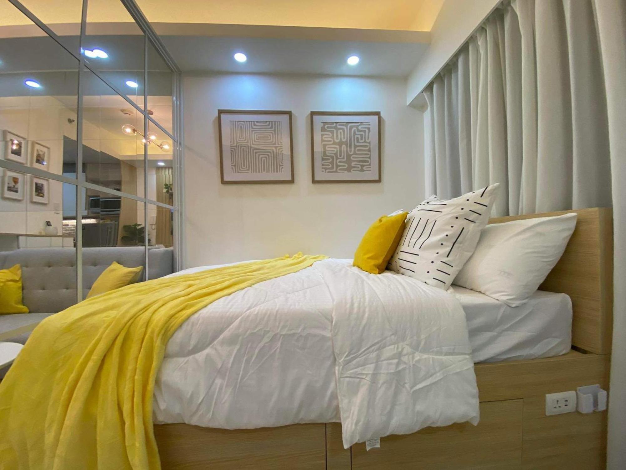 1br W/ Balcony Near Megamall: The Admiral's Lounge Apartment