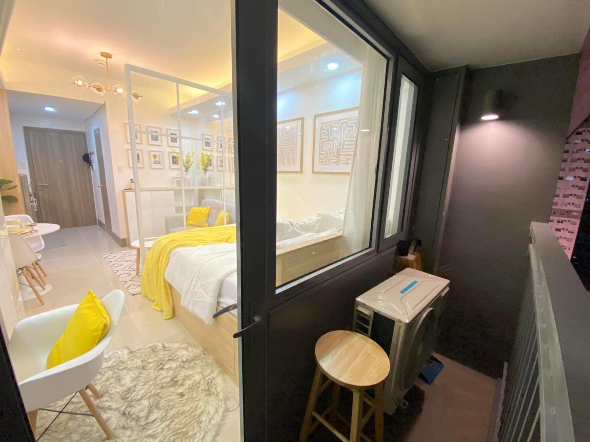 1br W/ Balcony Near Megamall: The Admiral's Lounge Manila