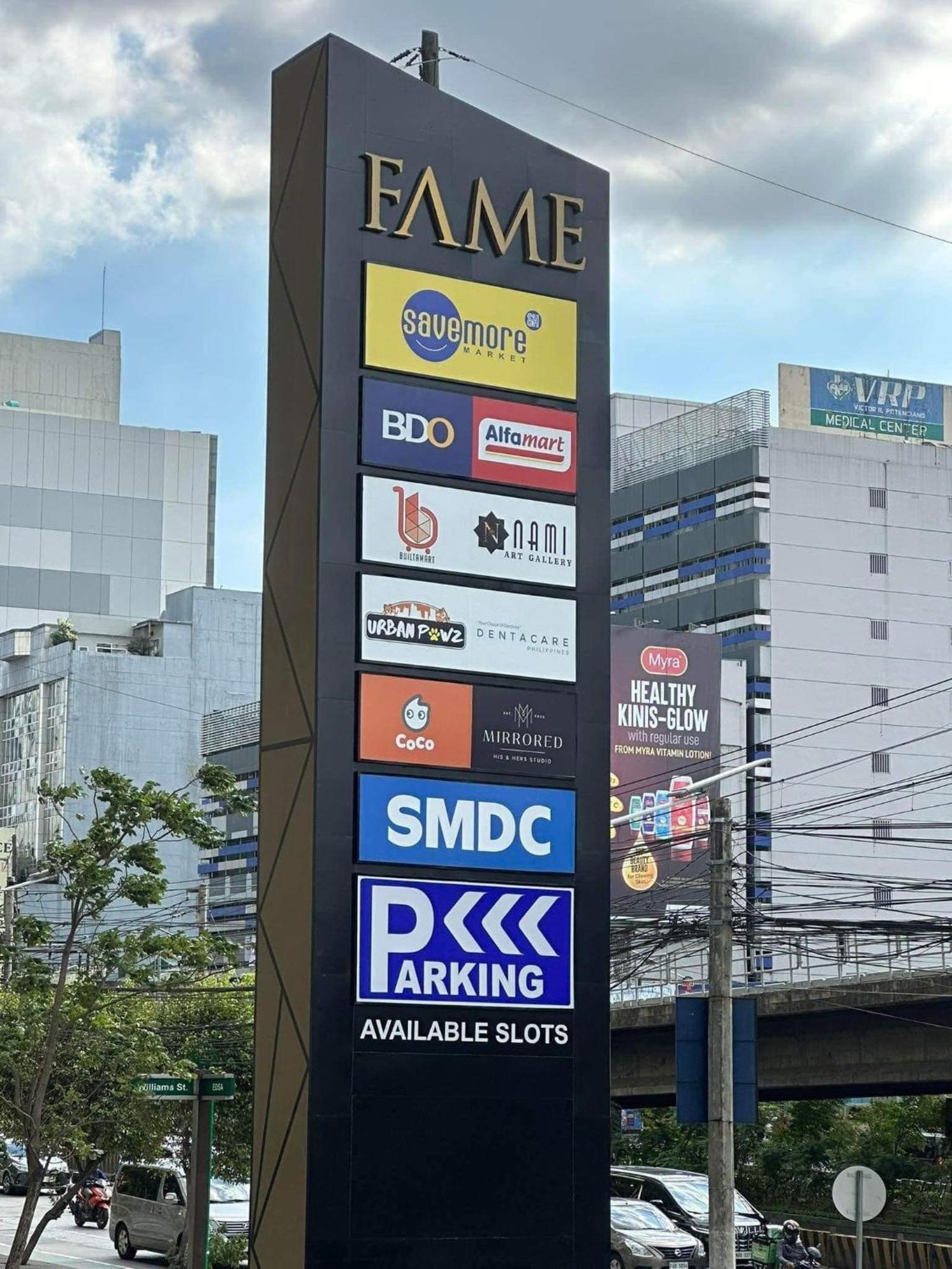 1br W/ Balcony Near Megamall: The Admiral's Lounge