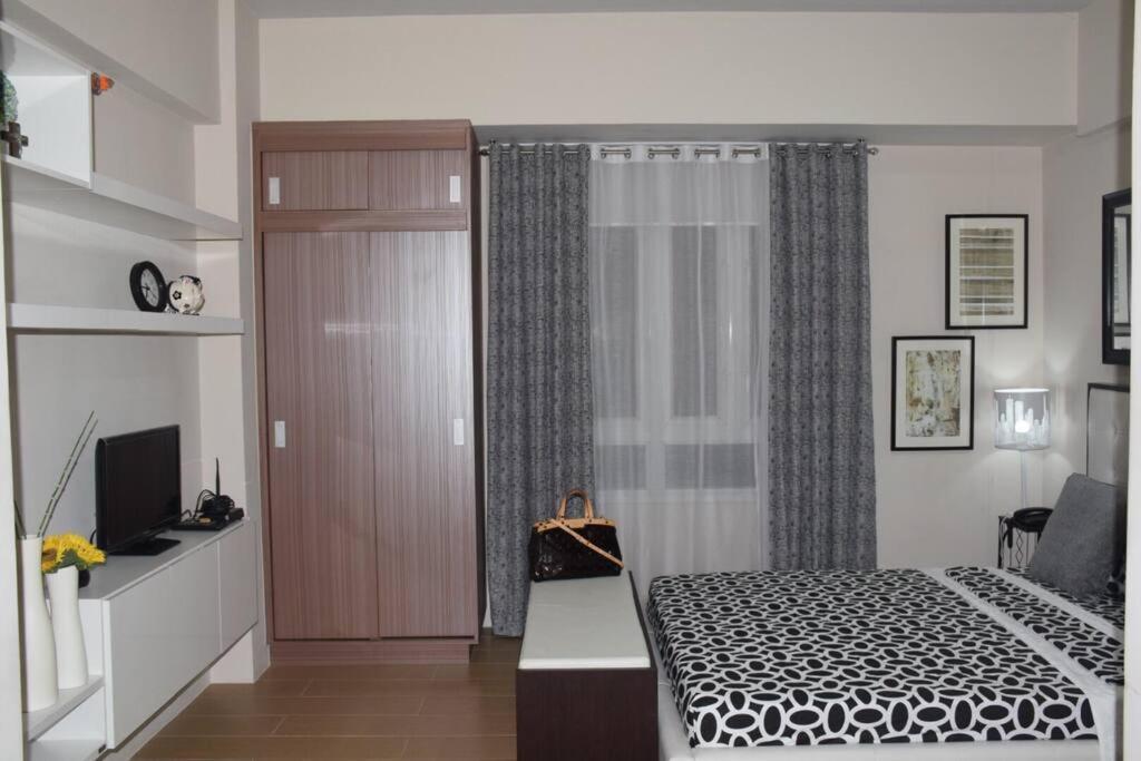 Spotless Cozy Unit @ 150 Newport Across Naia T3 Apartment Manila