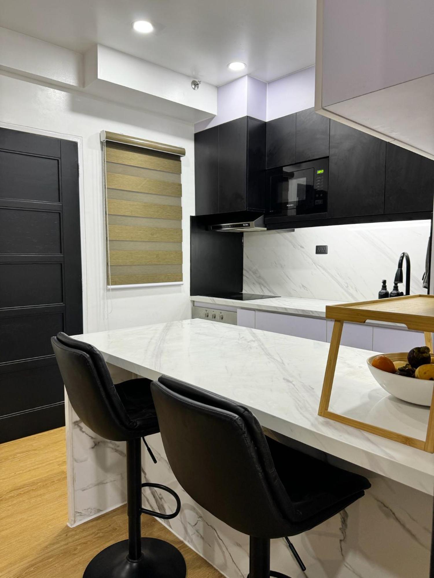 Stylish Staycation Near Bgc W/ Cinema Apartment *