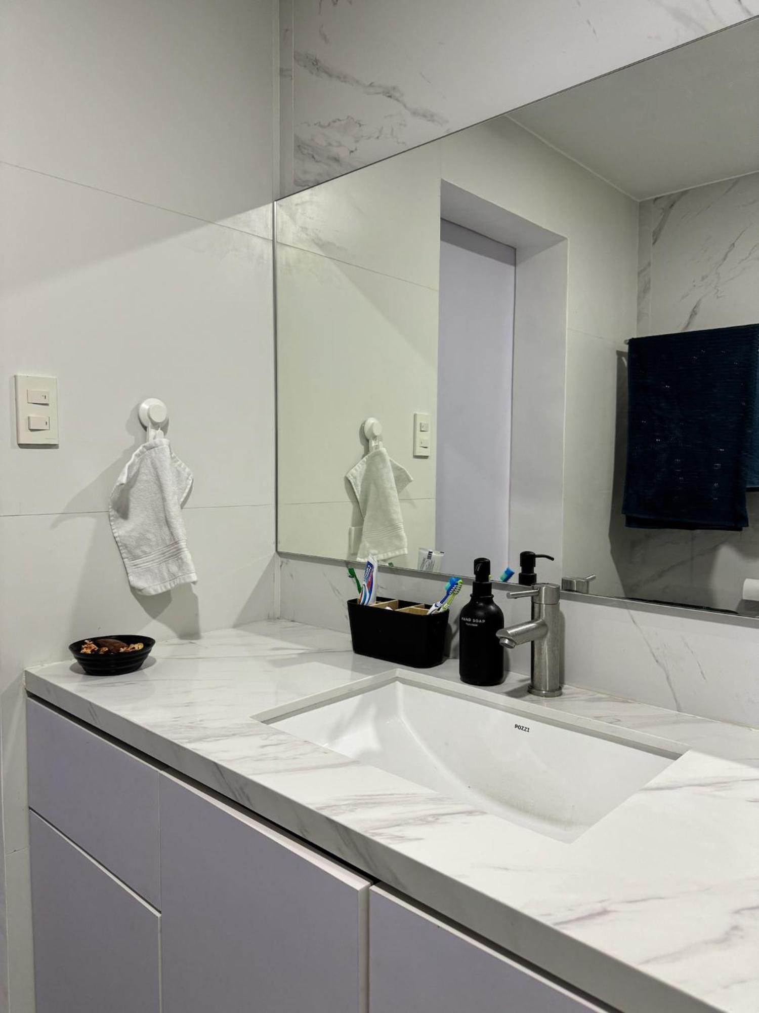 Stylish Staycation Near Bgc W/ Cinema Manila