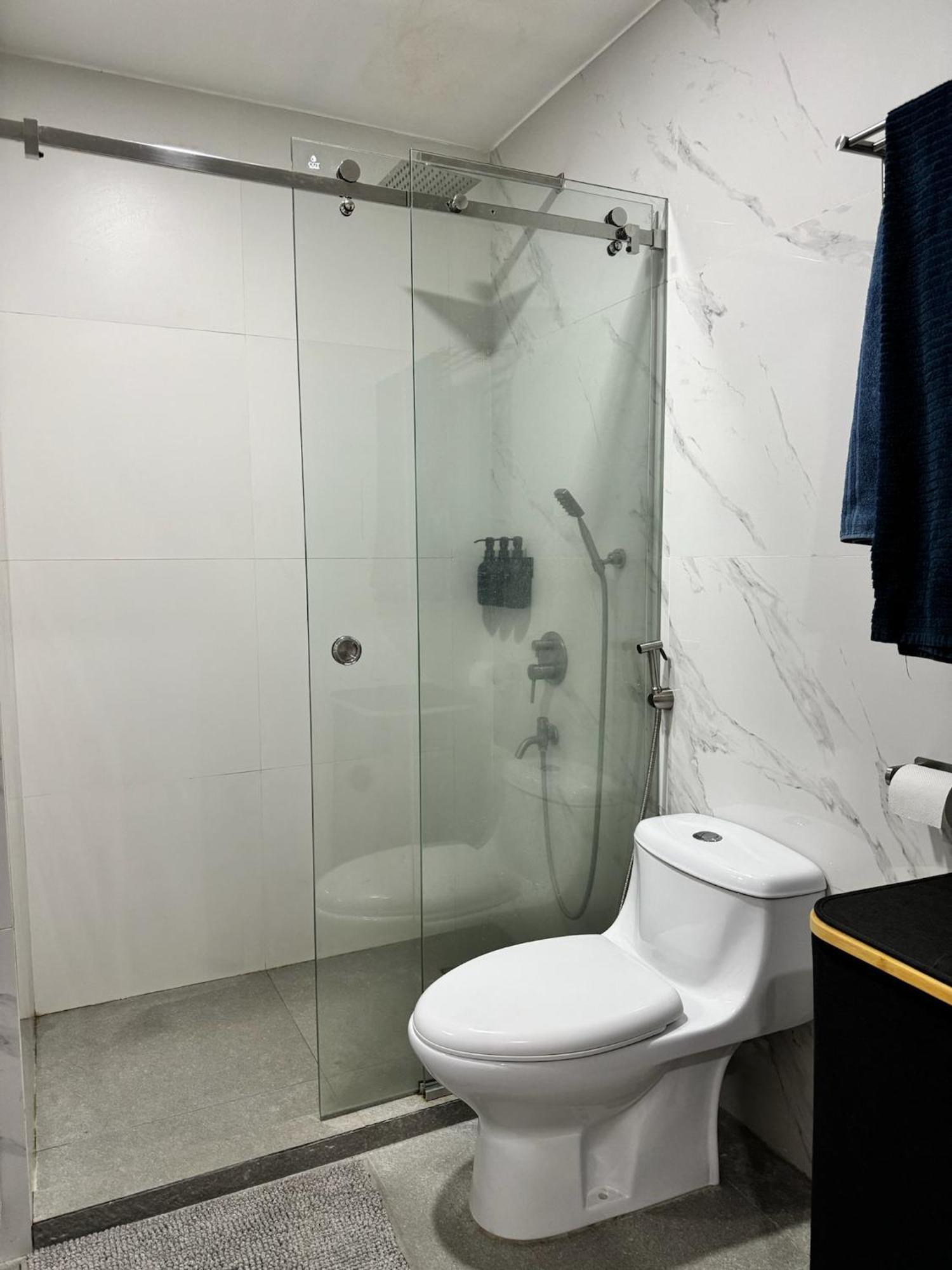 Apartment Stylish Staycation Near Bgc W/ Cinema Manila