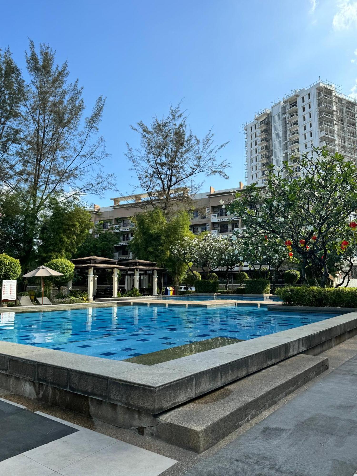 Stylish Staycation Near Bgc W/ Cinema Apartment Manila