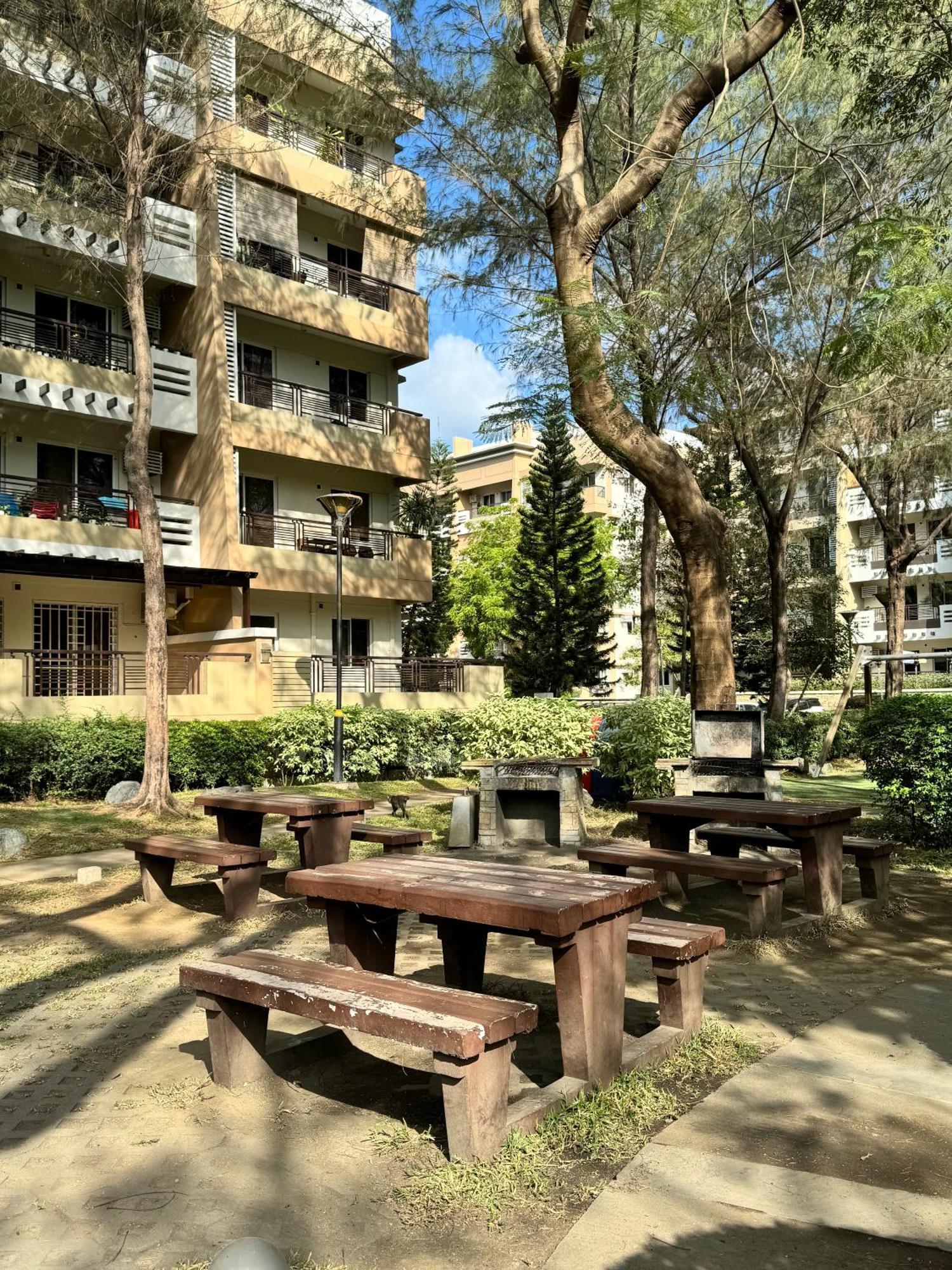 Stylish Staycation Near Bgc W/ Cinema Apartment Manila