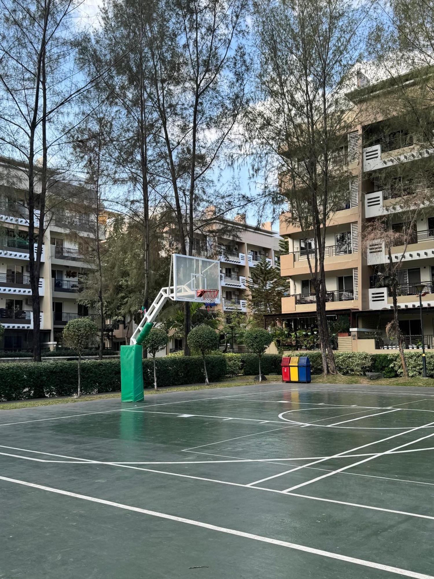 Stylish Staycation Near Bgc W/ Cinema Apartment Manila