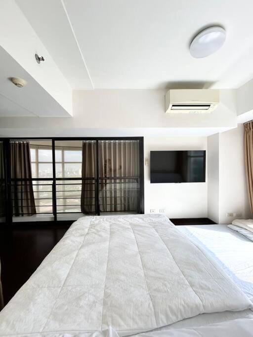 2 Bedroom Loft At Twin Oaks Place * Manila
