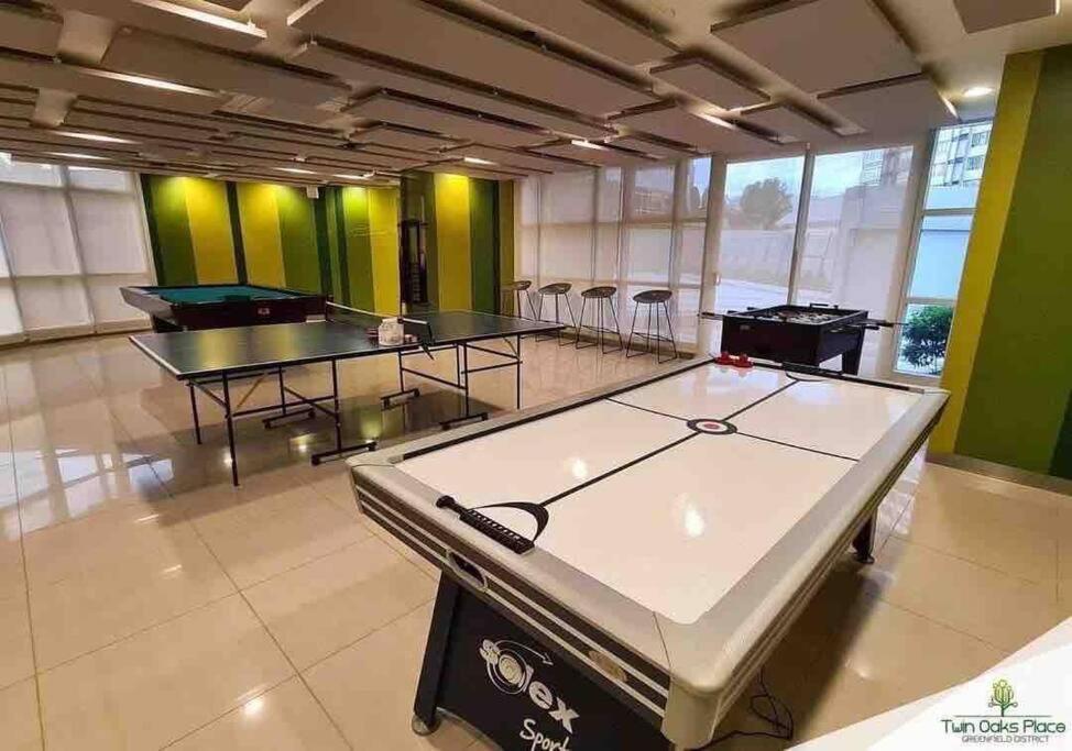 Apartment 2 Bedroom Loft At Twin Oaks Place Manila