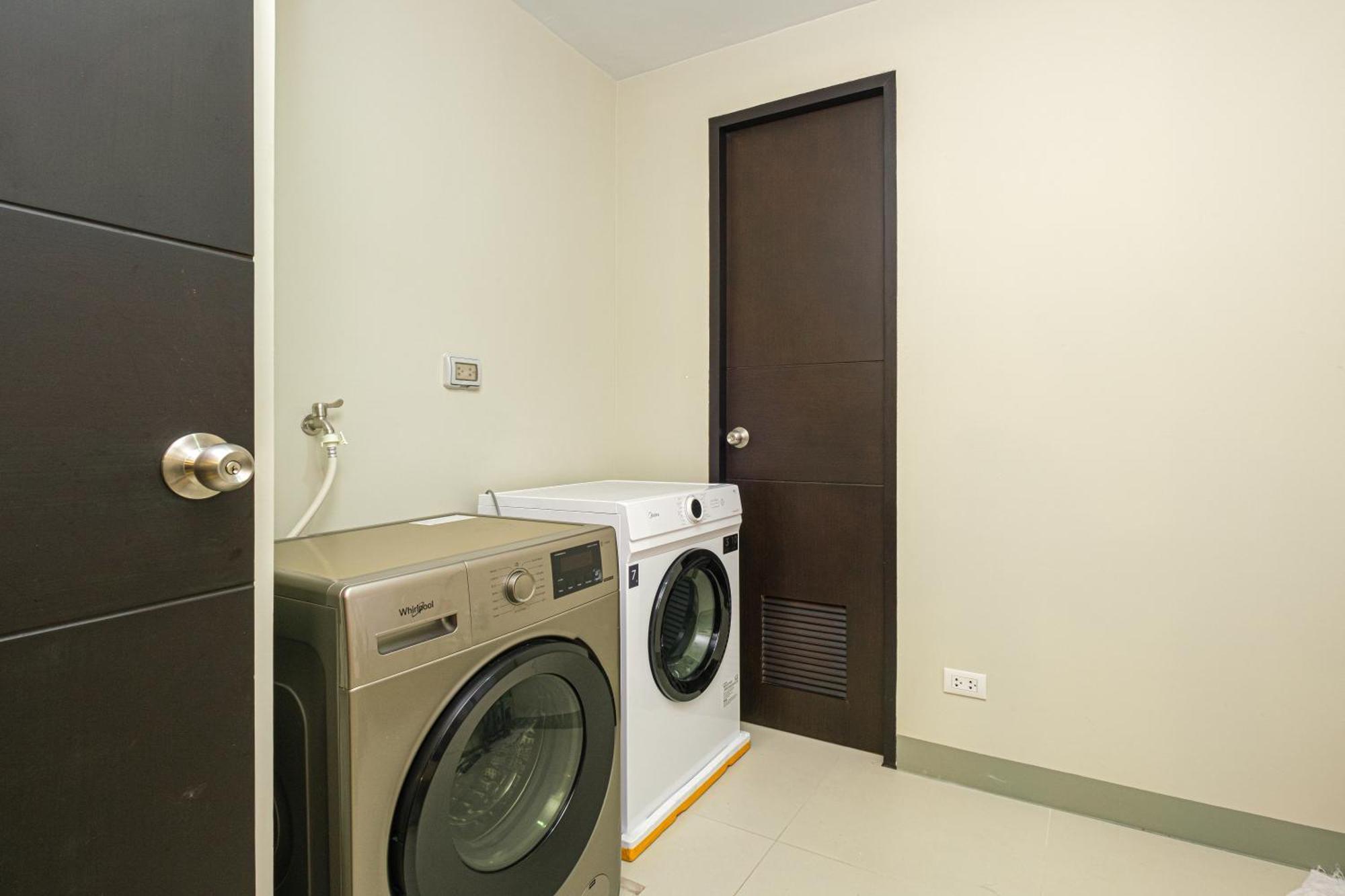 Premium 3br Uptownbgc W/ Bathtub & Balcony Apartment
