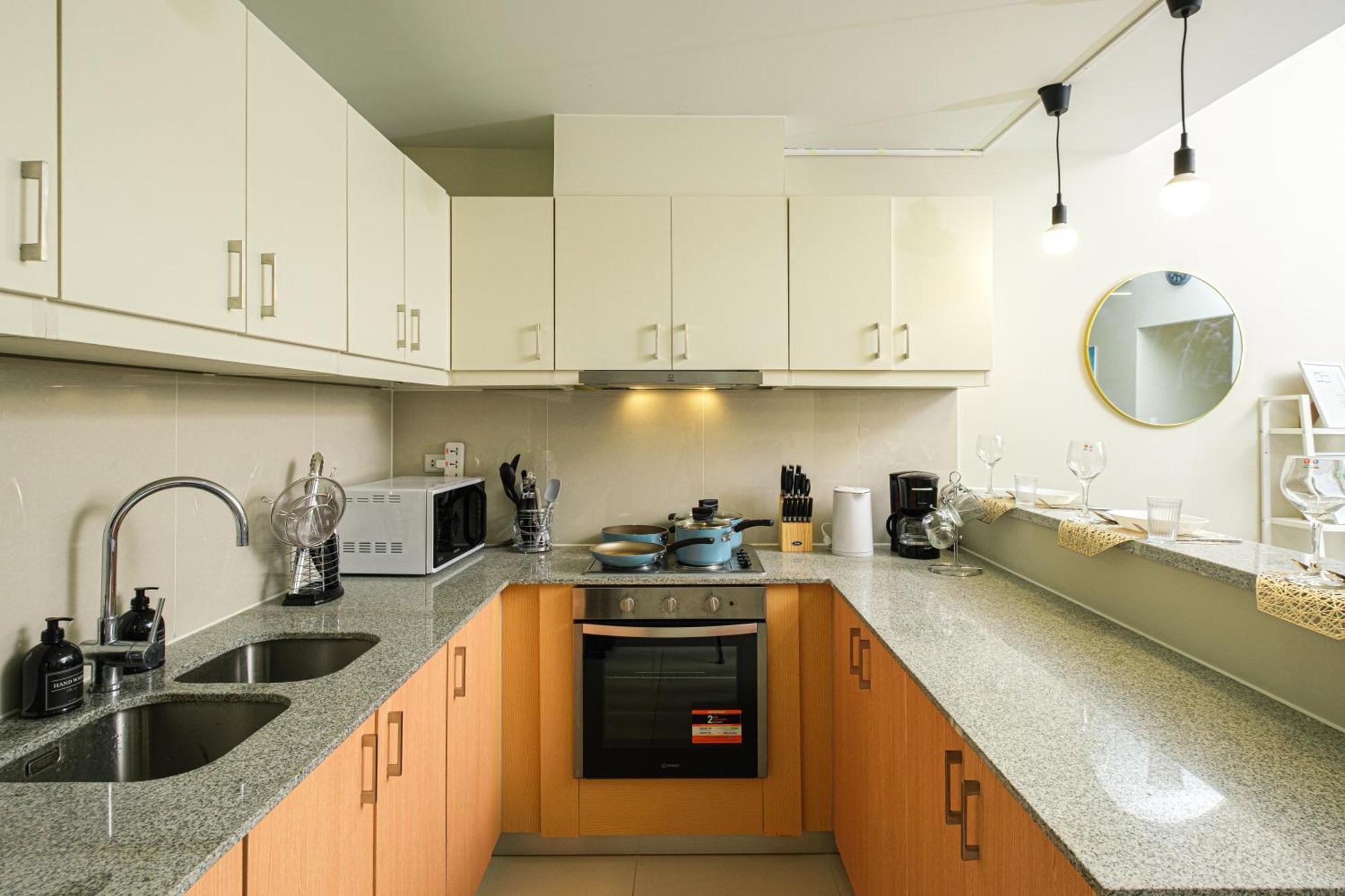 Premium 3br Uptownbgc W/ Bathtub & Balcony Apartment *