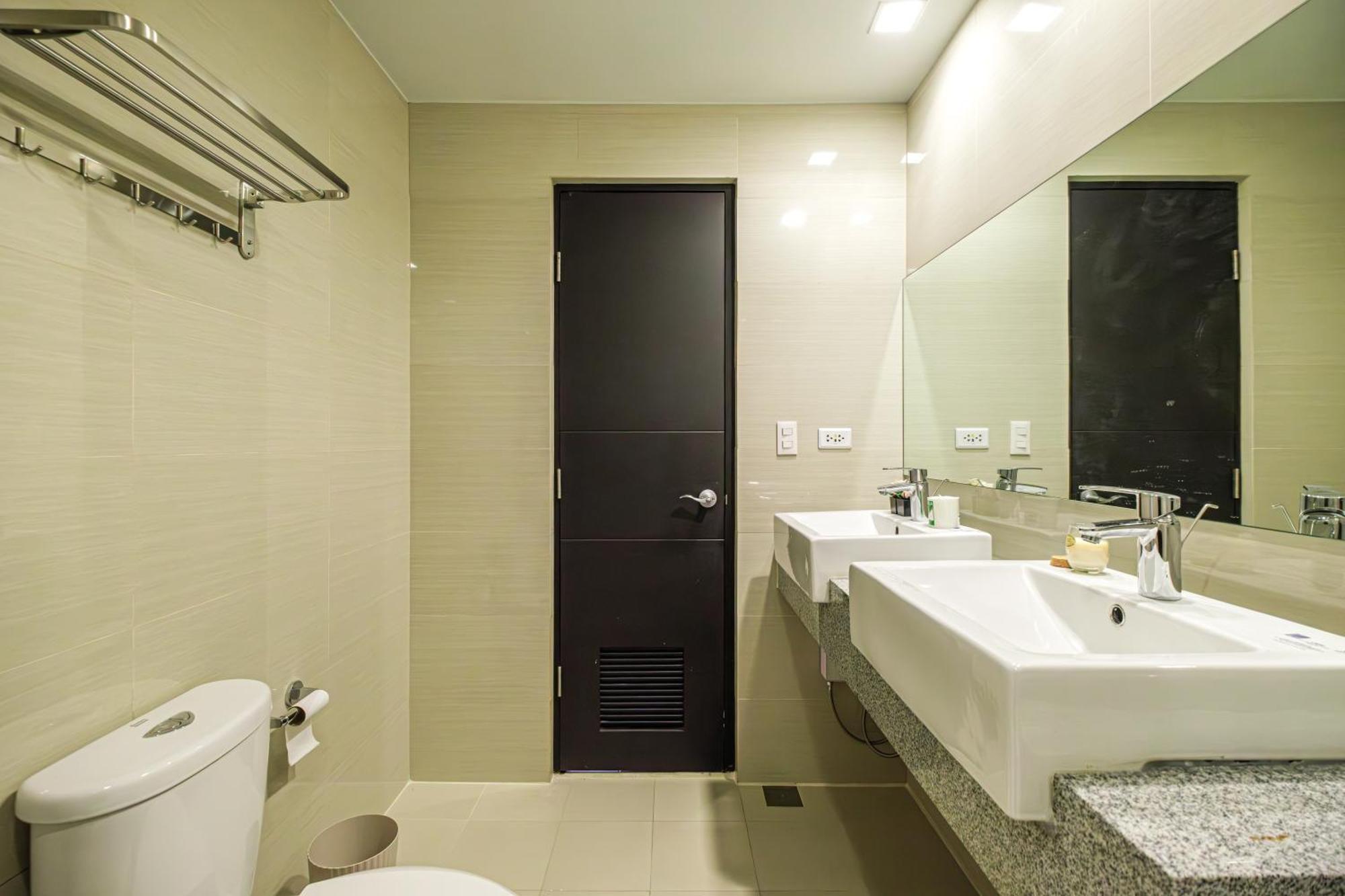 Premium 3br Uptownbgc W/ Bathtub & Balcony Apartment *