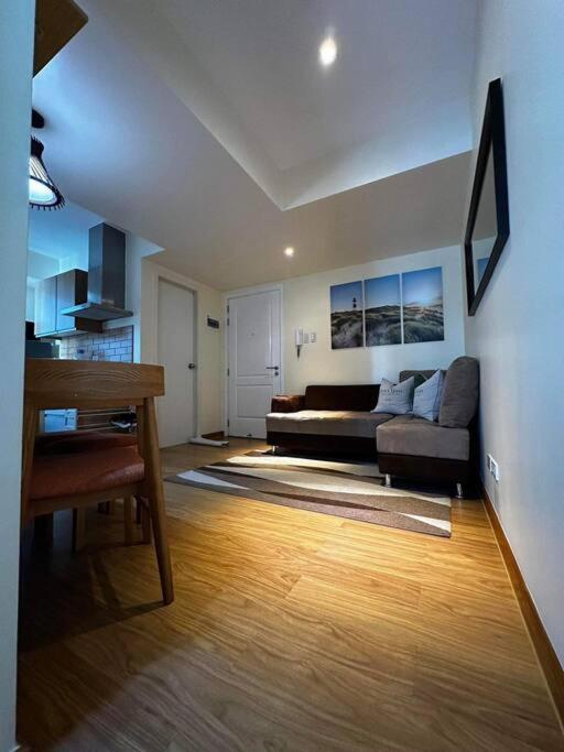 Miami 2br Pool View Apartment Manila