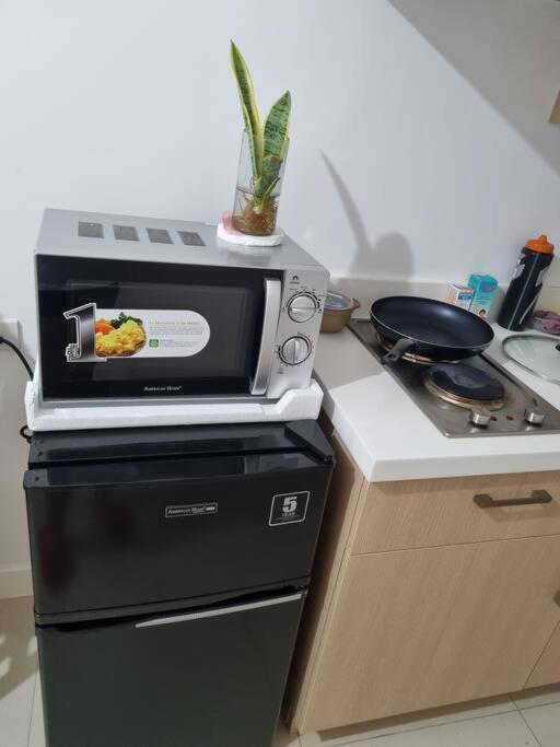 Private W/ Balcony Near Batasan, Ateneo, Up, Diliman, The Residences At Commonwealth Apartment *