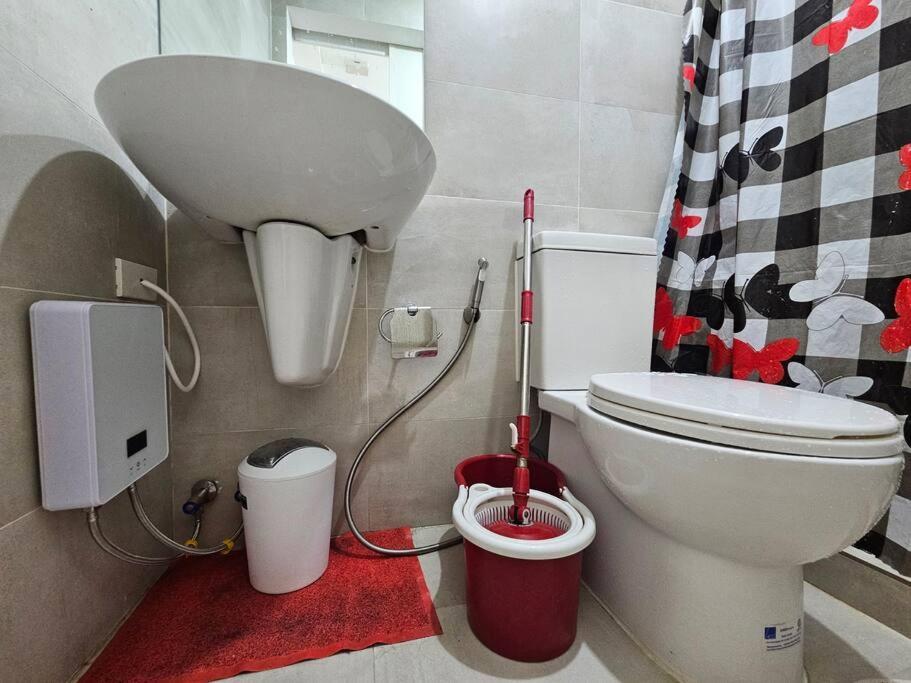 Private W/ Balcony Near Batasan, Ateneo, Up, Diliman, The Residences At Commonwealth *