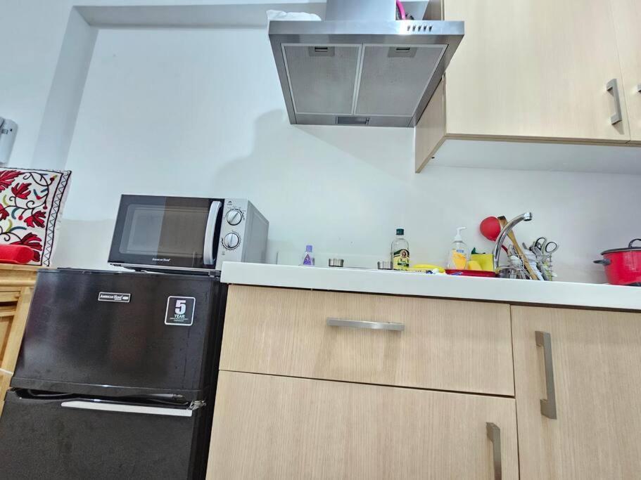 Private W/ Balcony Near Batasan, Ateneo, Up, Diliman, The Residences At Commonwealth * Manila