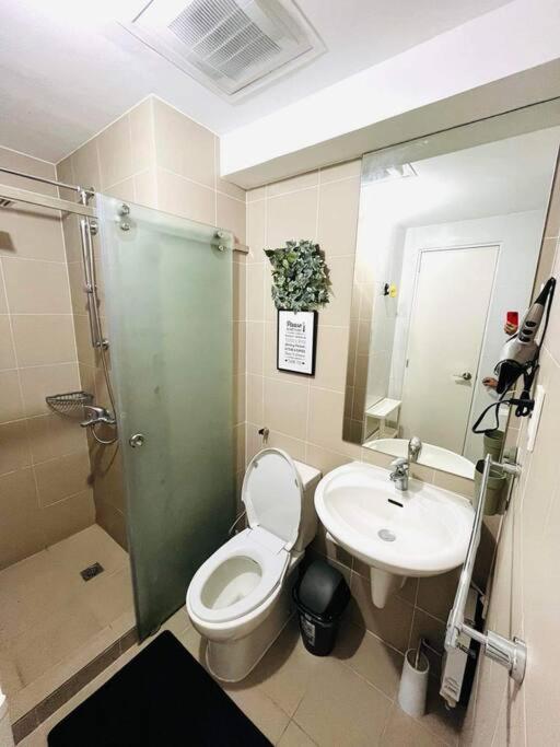 Free Parking, Pool, Gym, Netflix, Wi-fi, Ps4! Apartment Manila