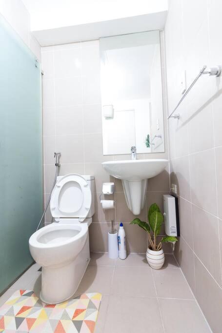 Apartment Free Parking, Pool, Gym, Netflix, Wi-fi, Ps4! *