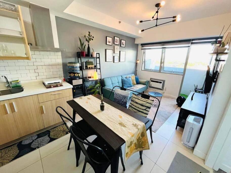 Apartment Free Parking, Pool, Gym, Netflix, Wi-fi, Ps4! Manila
