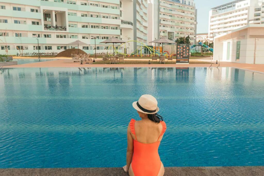 Free Parking, Pool, Gym, Netflix, Wi-fi, Ps4! Apartment Manila