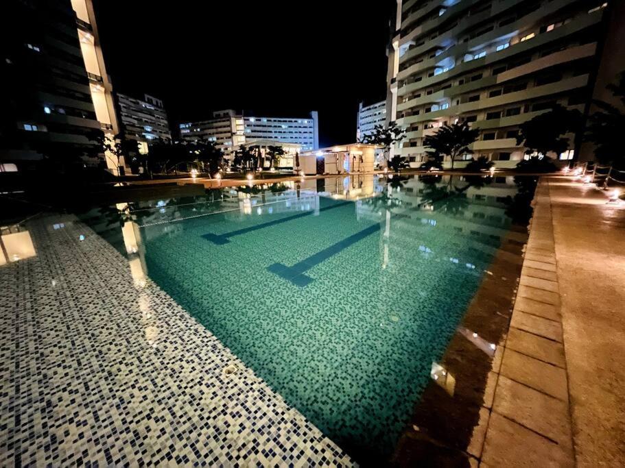 Free Parking, Pool, Gym, Netflix, Wi-fi, Ps4!